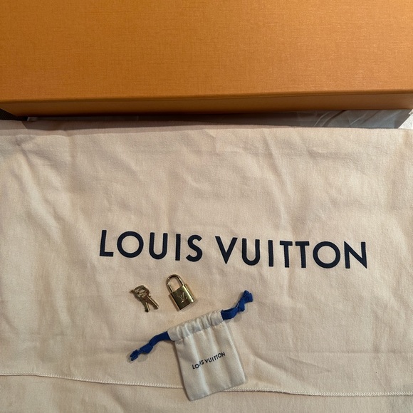 LV tote with small gold-plated key lock - Picture 2 of 11